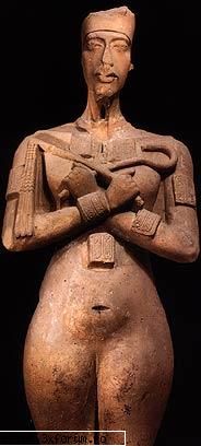 akhenaton nefertiti aici este poza foarte ciudata lui akhenaton, care este fara organe parere aveti?