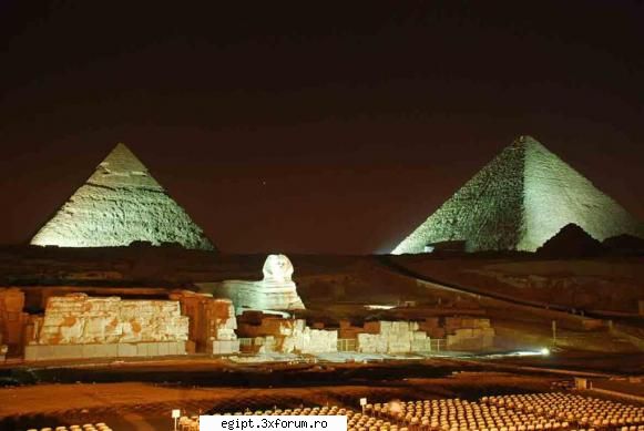 piramidele noaptea