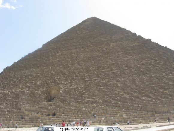 piramidele marea piramida ..se vede intrarea ...