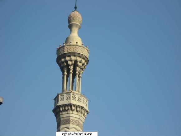 cairo anul 2008 minareta moscheei mai sus... noaptea sunt luminate din interior verde sau deosebit