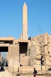 date despre obelisc ...dar nu scrie nimic despre (lat. obeliscus, grec. = cu v�rf este o de care se