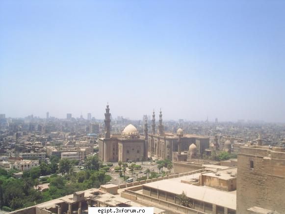 m-am gandit ca poate v-ar placea sa vedeti si cum arata cairo in ziua de azi , cu strazile lui cu