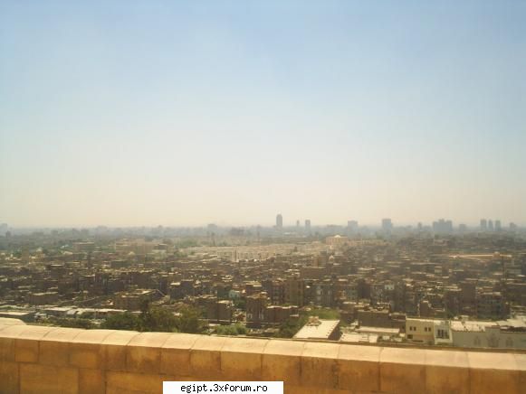 aici este tot o panorama a orasului cairo vazuta de pe dealul unde se afla moscheea lui muhammed