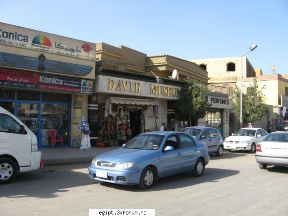 pe strada care duce la intrarea la piramide veti gasi multe shopuri cu papirusuri ( cele mai multe