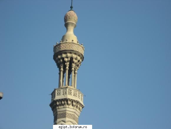 minareta moscheei de mai sus... noaptea sunt luminate din interior in verde sau deosebit de frumoase