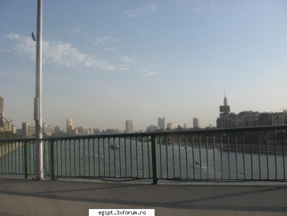 nilul ...e traversat de vapoare , vaporase , barci , iahturi si plutitoare .... cairo in anul 2008