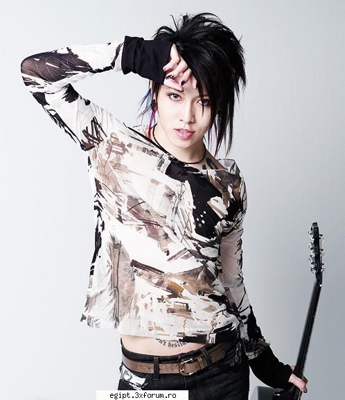 pai eu nu am astfel de importante ca model.dar totusi am pe lui este un cantaret de j rock.
foto