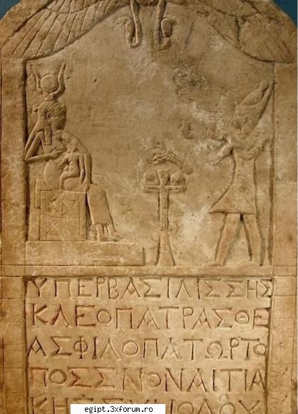 inscriptii grecesti (copte ?) alaturi de imaginea cleopatrei cu fiul sau in brate. 
un mare bravo