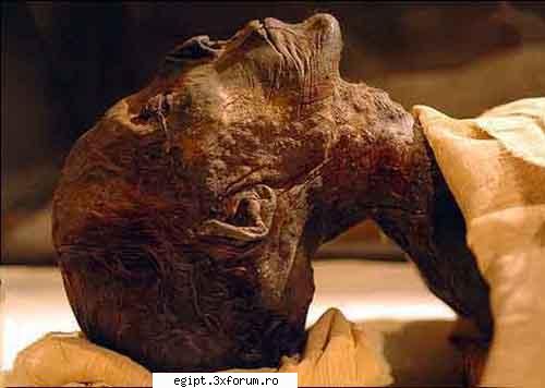si acum una cu mumia ei hatshepsut