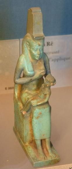 o statuie a isis cu horus, luvru, paris isis