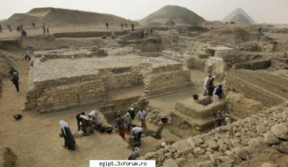 arheologii au descoperit recent o noua piramida sub nisipurile desertului egiptean. edificiul,