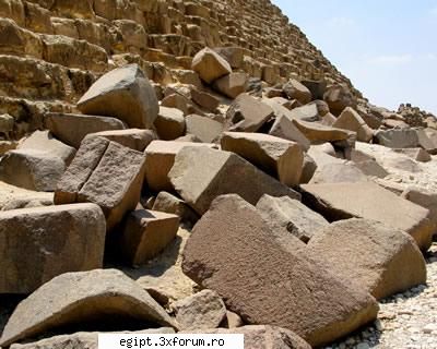 piramidele - La poalele celei mai mici dintre cele 3 piramide - POZE